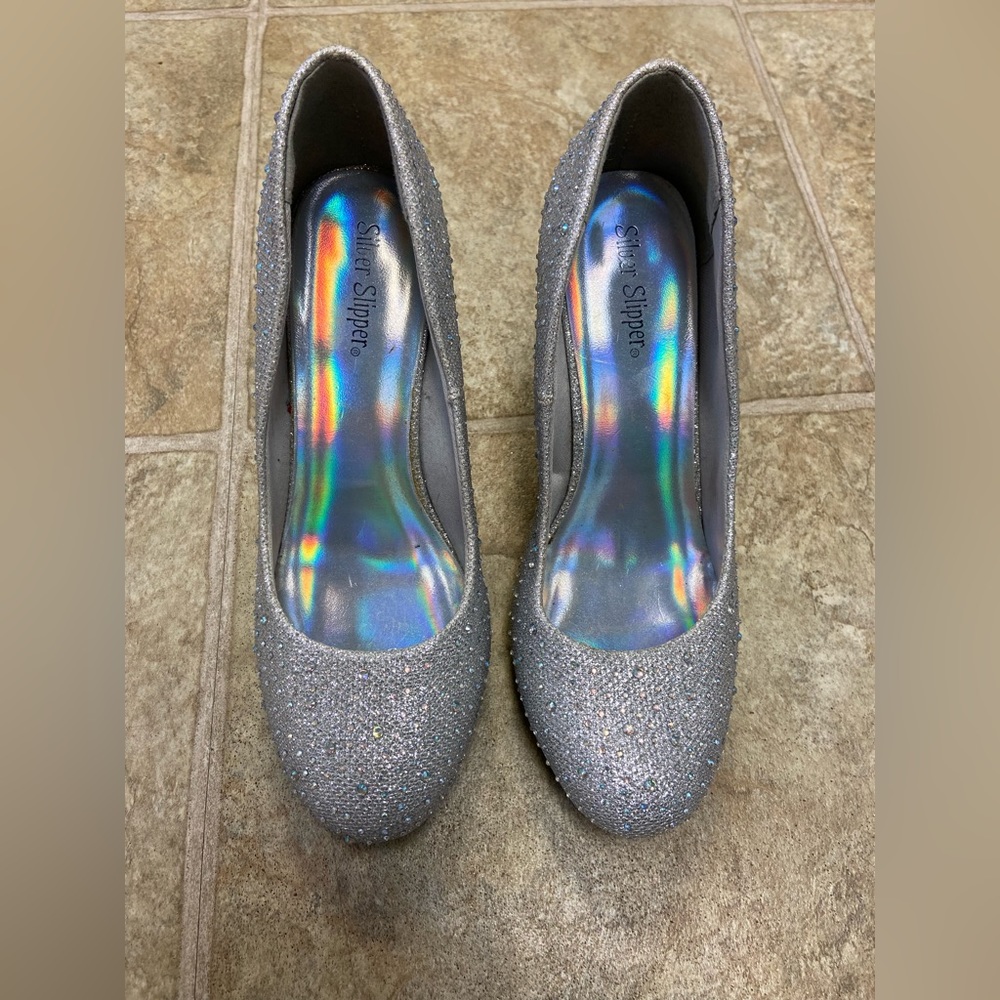 Silver Slipper Closed Toe Pumps Size 8W